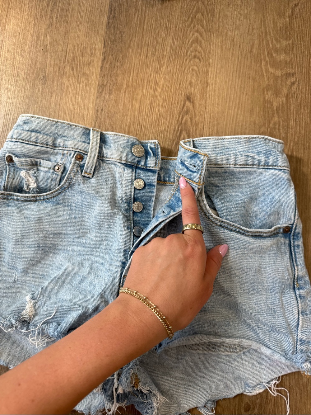 Levi's Light Wash Denim Cutoff Shorts 27 - Picture 8 of 11